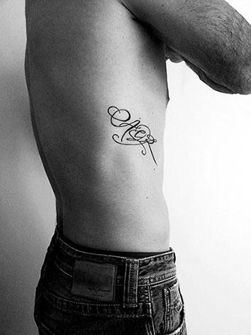 photos tatouages, calligraphie tatouage lettres, calligraphe professionnel paris, calligraphe mode, calligraphe défilé, calligraphie tatouage paris, artiste calligraphe parisien