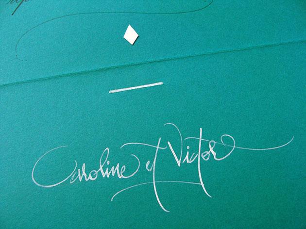 calligraphie enveloppe, calligraphie invitation, calligraphe paris mode, calligraphe professionnel paris, enveloppes invitations calligraphiées, invitation enveloppe calligraphiée, calligraphe invitation défilé