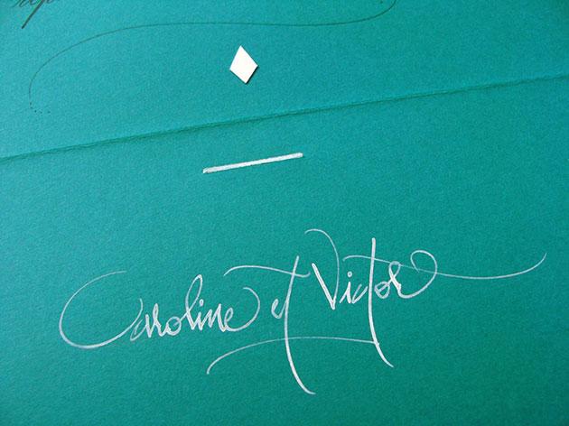 calligraphie enveloppe, calligraphie invitation, calligraphe paris mode, calligraphe professionnel paris, enveloppes invitations calligraphiées, invitation enveloppe calligraphiée, calligraphe invitation défilé