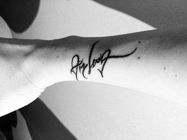 photos tatouages, calligraphie tatouage lettres, calligraphe professionnel paris, calligraphe mode, calligraphe défilé, calligraphie tatouage paris, artiste calligraphe parisien